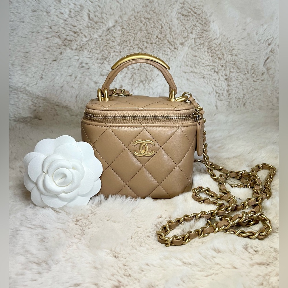 ♥️SOLD♥️ CHANEL 22B beige caramel lambskin square vanity w/ gold top handle NWT